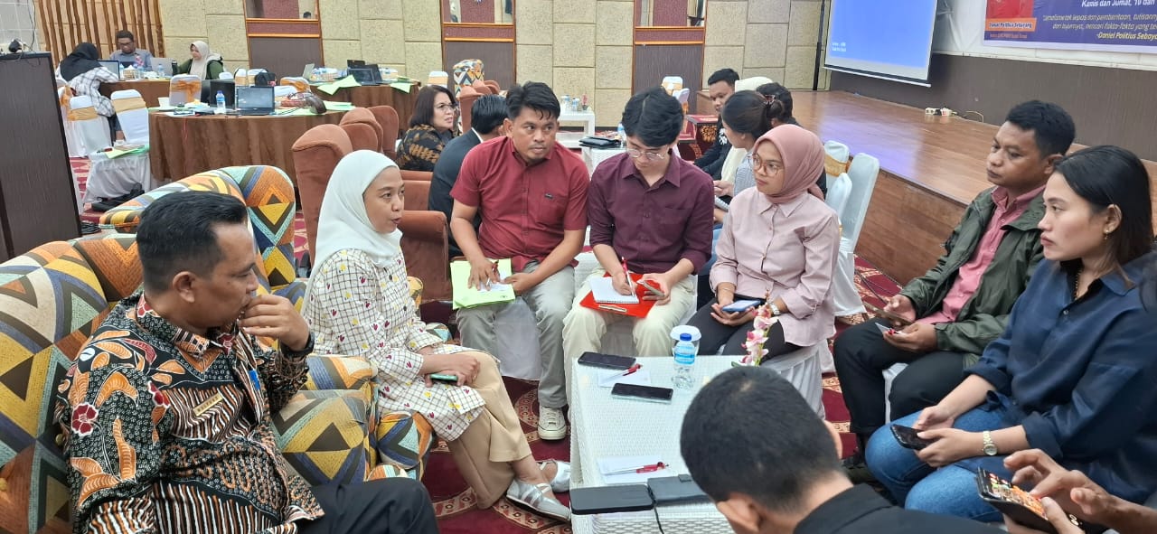 Peserta kegiatan berdiskusi dalam kelompok kecil di ruang workshop