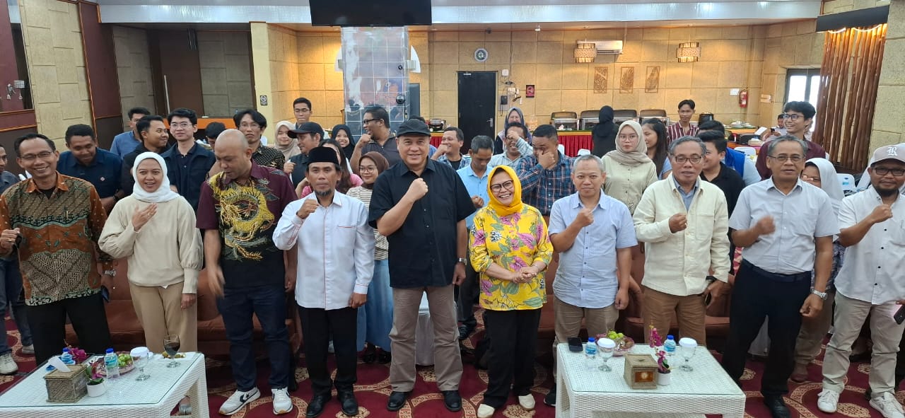 Foto bersama peserta dan panitia kegiatan LUKW di ruang pertemuan